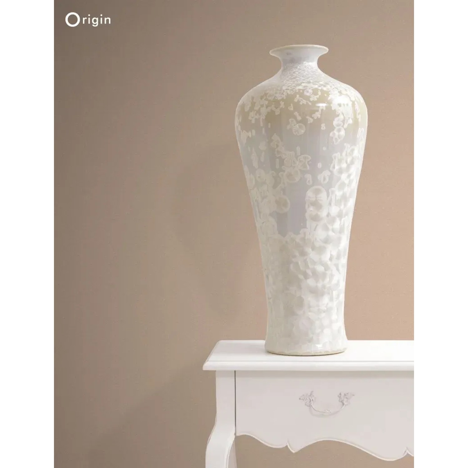 Origin Wallcoverings Tapete Kleine Ornamente Taupe: Detailaufnahme des Musters an der Wand.