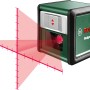 Bosch Quigo Plus Kreuzlinienlaser mit Stativ, projiziert rote Laserlinien mit Markierungen.