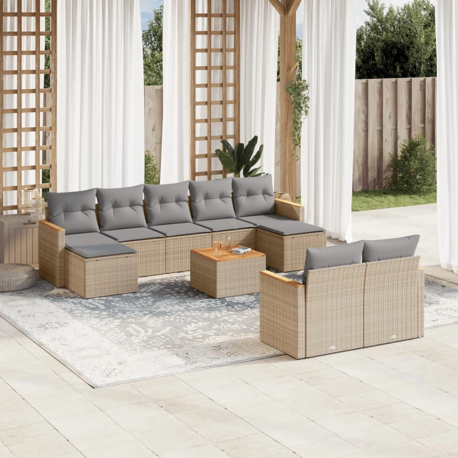 Beige 10-tlg. Garten-Sofagarnitur aus Polyrattan mit hellgrauen Kissen und Tisch.
