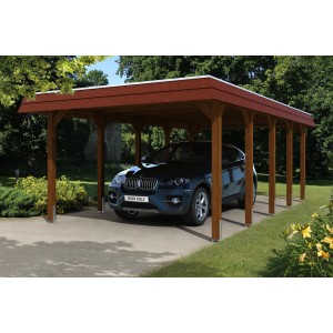 Skan Holz Carport Spreewald in Nussbaum mit roter Blende und Auto im Carport.