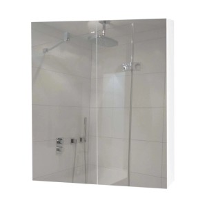 Weißer Spiegelschrank mit zwei Spiegeltüren, Hochglanz-Oberfläche und Stauraum, reflektiert ein Bad.