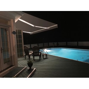 Graue Halbkassettenmarkise SUN LED, 300x200 cm, mit LED-Beleuchtung am Pool.