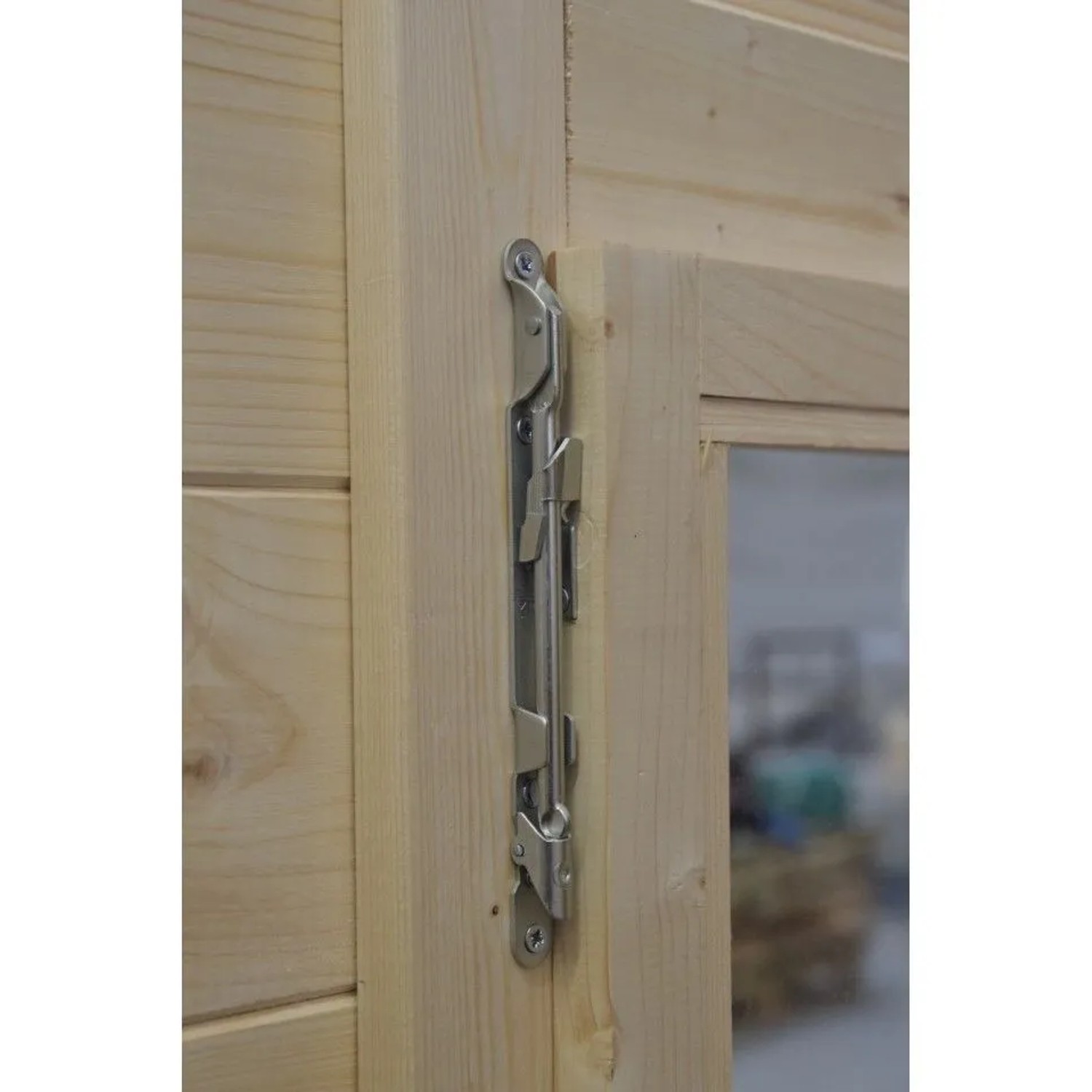 Detailansicht: Verschlussriegel an Holztür vom Altanka Gartenhaus.