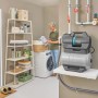 Gardena Hauswasserwerk 3900 Silent im Einsatz: Graue Pumpe mit Mann im Hintergrund in Waschküche.