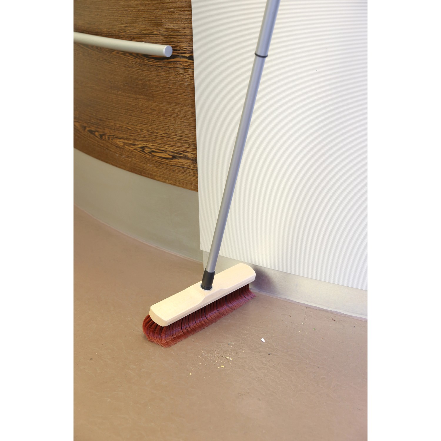 Krallenbesen Haushalt, 30 cm breit, mit Teleskopstiel zum Reinigen von Böden.