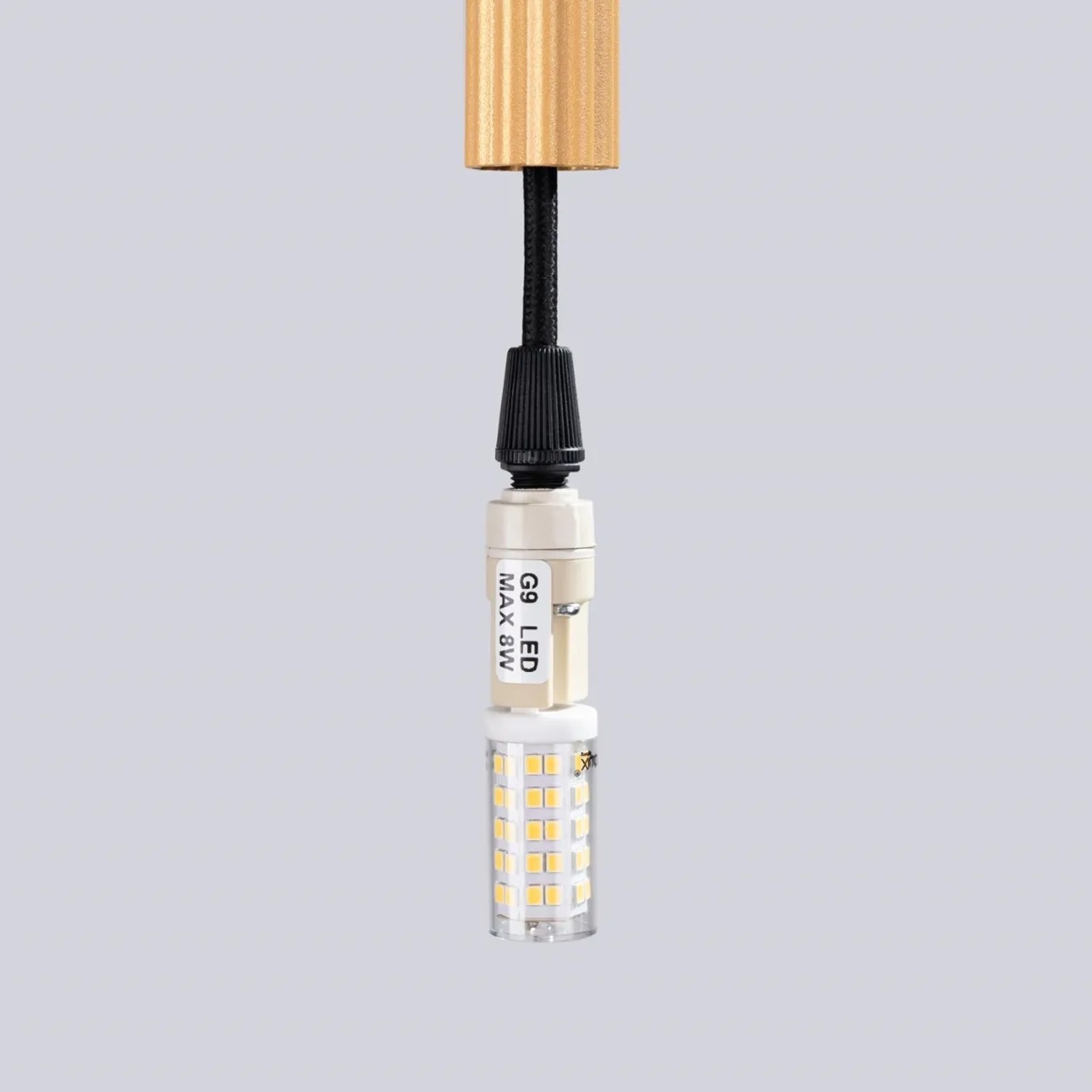 Detailaufnahme: Sollux Arche 3P Gold Pendelleuchte mit G9 LED Leuchtmittel.