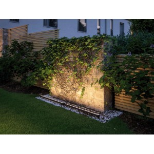 Paulmann Plug & Shine LED-Lichtleiste zur Beleuchtung einer Gartenmauer mit Efeu, warmweißes Licht.