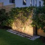 Paulmann Plug & Shine LED-Lichtleiste zur Beleuchtung einer Gartenmauer mit Efeu, warmweißes Licht.