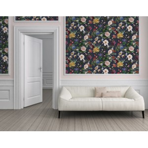 Jette Joop Vliestapete Blumen Dunkelblau an Wand hinter Sofa.
