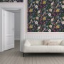 Jette Joop Vliestapete Blumen Dunkelblau an Wand hinter Sofa.