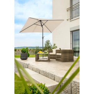 Rechteckiger, naturfarbener Schneider Marktschirm 210x130 cm mit Kurbel auf Terrasse mit Sitzgruppe.