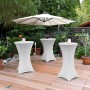 Weiße Stretch-Stehtischhusse für Ø 80 cm Tische auf Holzterrasse. Elegante, faltenfreie Passform für festliche Anlässe.