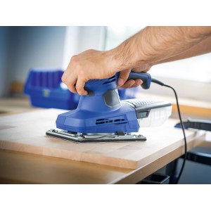 Blauer Schwingschleifer beim Schleifen einer Holzoberfläche. Zubehör für Schwingschleifer.