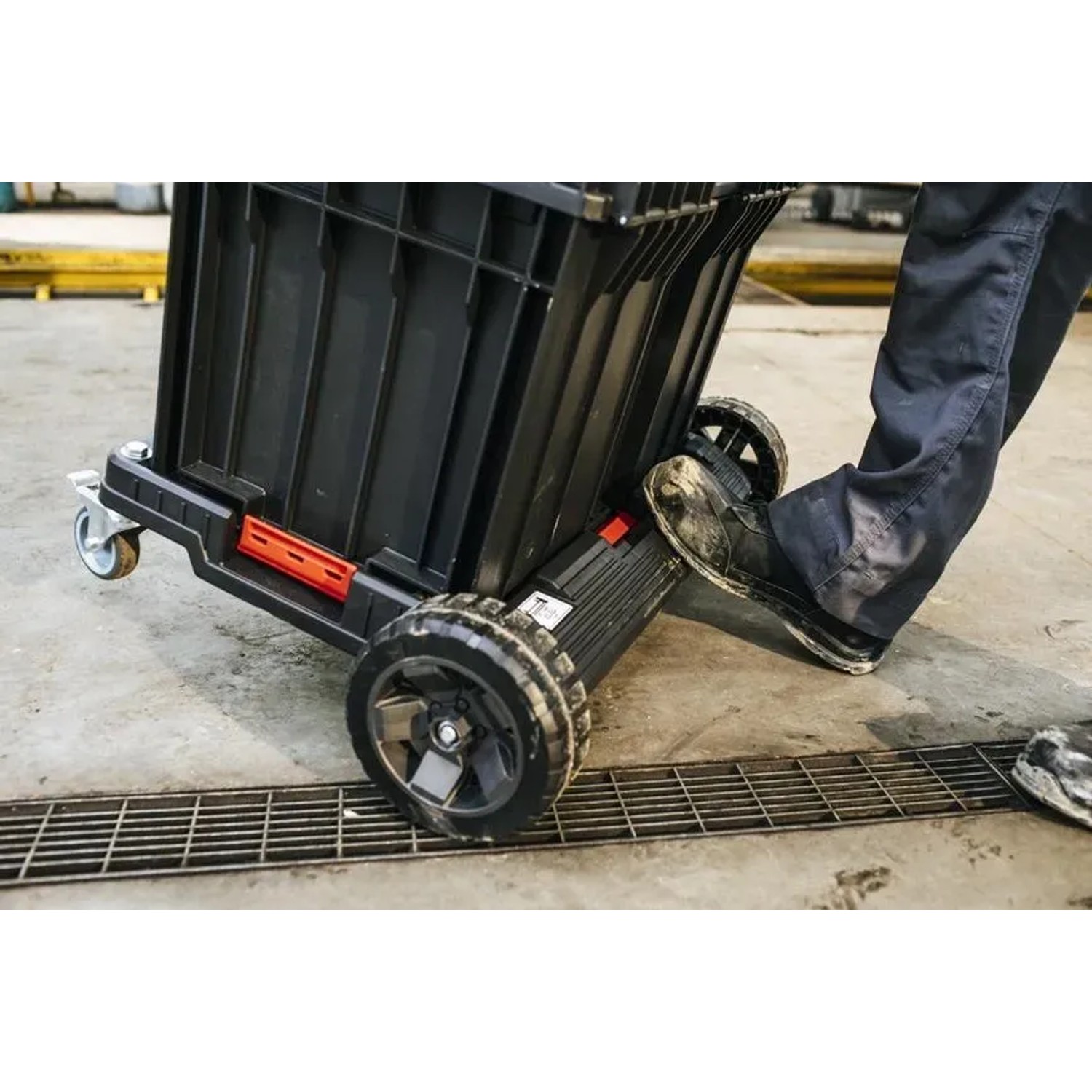 PROREGAL QBRICK Werkzeugkasten One 38L mit Rädern und transparentem Deckel in Schwarz.
