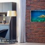 Könighaus Infrarotheizung mit Schildkröten-Motiv an einer Backsteinwand in einem Wohnraum.