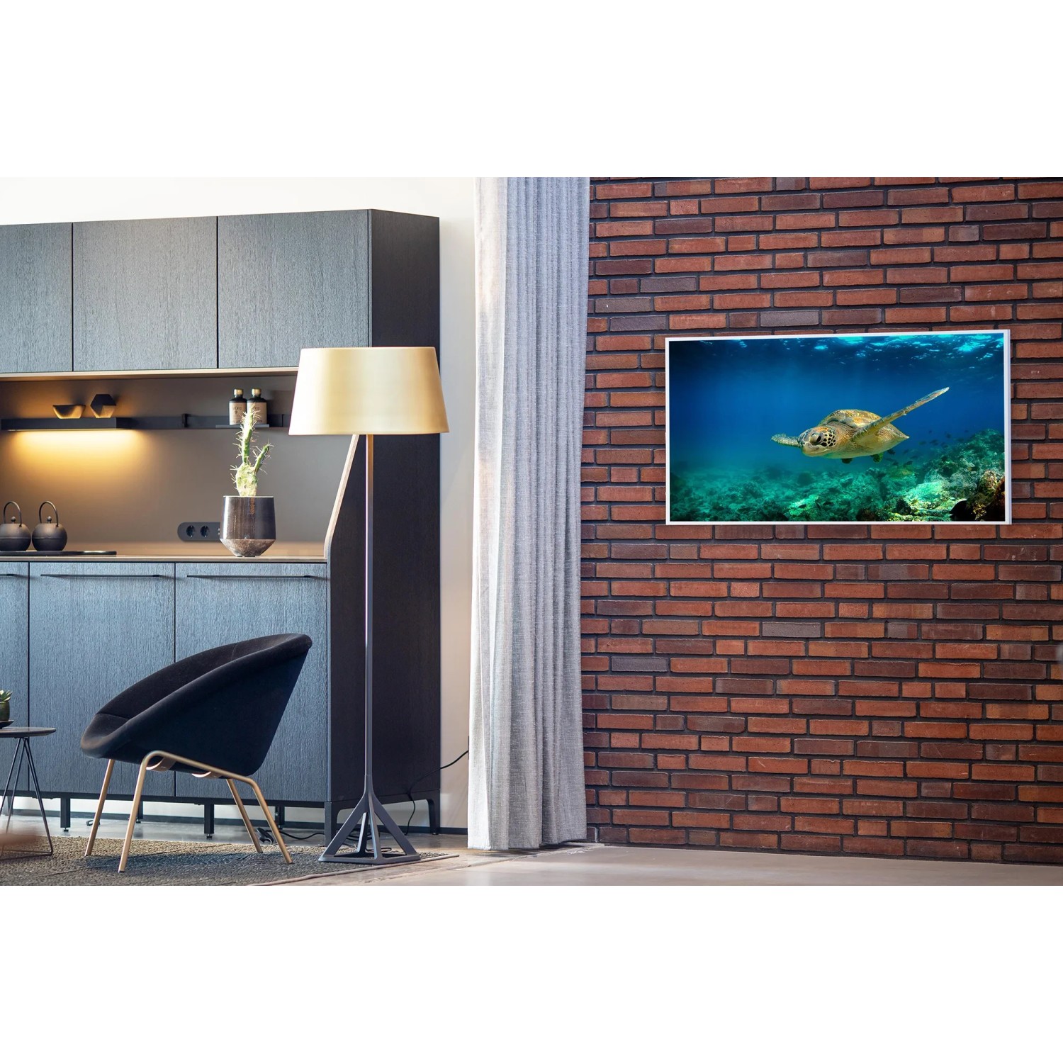 Könighaus Infrarotheizung mit Schildkröten-Motiv an einer Backsteinwand in einem Wohnraum.