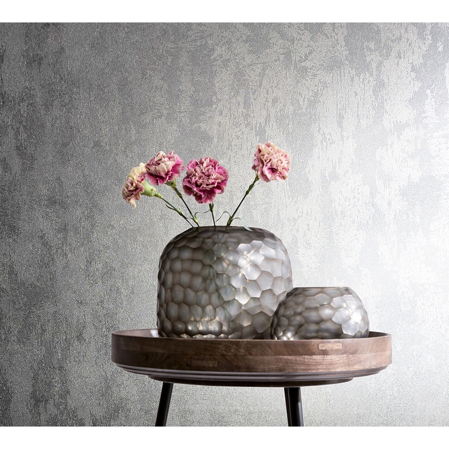 Marburg Vliestapete in Silber mit Betonoptik und Glanzeffekt. Dekorative Tapete für Wohnräume.