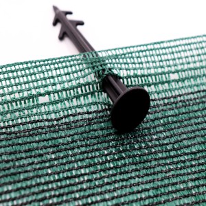 Detailaufnahme Maulwurfnetz grün mit Erdanker. Aquagart Maulwurfsperre für Rasenflächen.