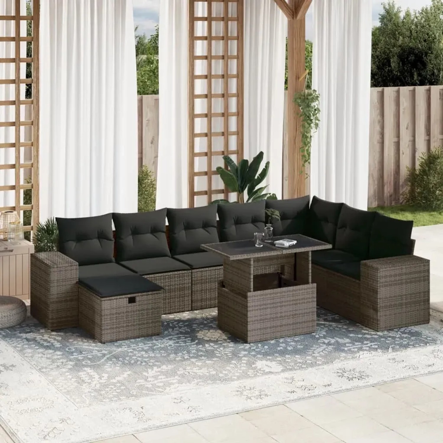 Graue 9-teilige Garten-Sofagarnitur aus Polyrattan mit Tisch und Kissen.