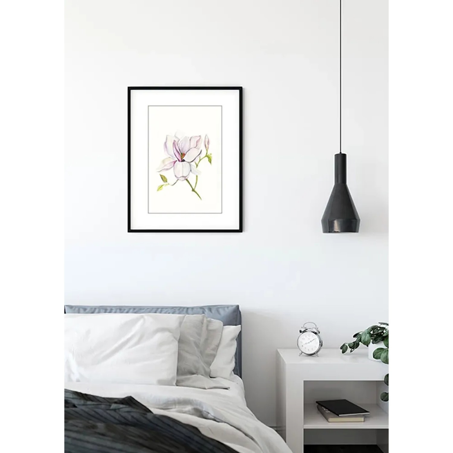 Wandbild Magnolia Shine (40x50 cm) mit zarter Magnolienblüte im schwarzen Rahmen.