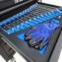Offene Schublade des DeTec. Chrono Werkstattwagens mit Ringschlüsseln in blauem Schaumstoff und Arbeitshandschuhen.