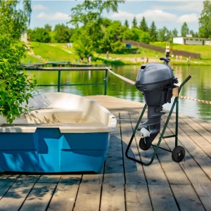 Dunkelgrüner Außenborderständer aus Stahl/Holz mit Rollen für Bootmotoren bis 100 kg.