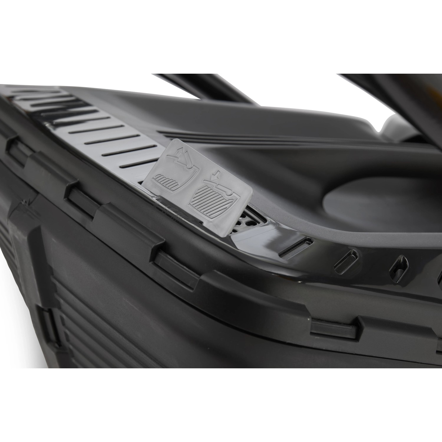 Detailaufnahme des Alpina Benzin-Rasenmähers AL4 46 A, Fokus auf Bedienelement.