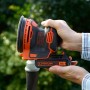 Black+Decker Akku-Exzenterschleifer BDCROS18 in Aktion, gehalten von Händen. Schleifmaschine mit Akku.