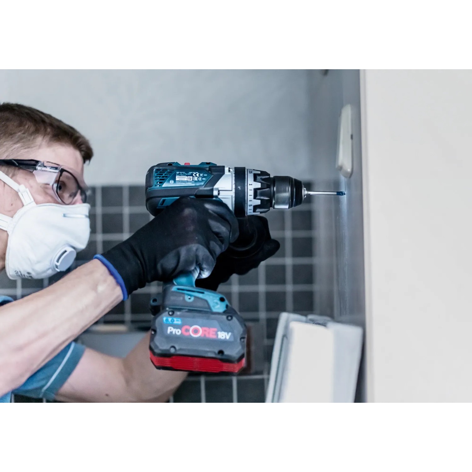 Anwender bohrt mit Bosch Expert Hard Keramikbohrer (12mm) Fliese.
