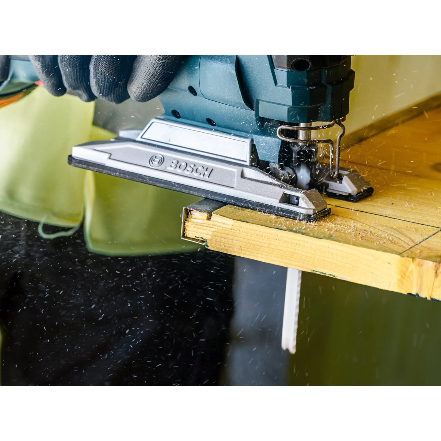 Bosch Expert Stichsägeblatt T 367 XHM im Einsatz beim Sägen von Holz.
