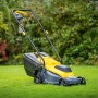 Gelb-grauer CMI Elektro-Rasenmäher C-ERM-1300/32 auf Rasen