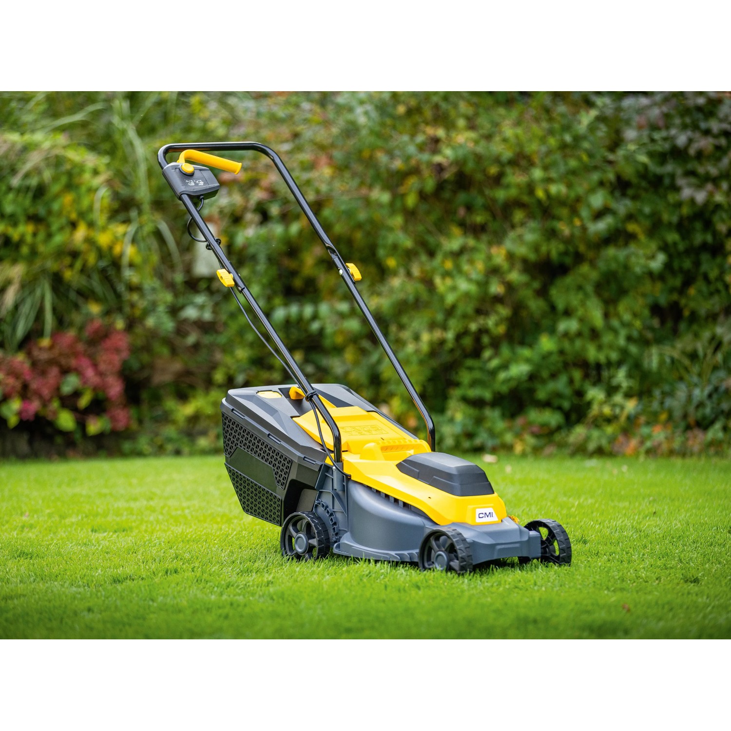 Gelb-grauer CMI Elektro-Rasenmäher C-ERM-1300/32 auf Rasen