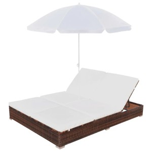 Braunes vidaXL Outdoor-Loungebett aus Rattan mit Sonnenschirm und cremeweißen Kissen.