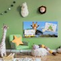 Weiße Magnettafel mit Kilimandscharo-Motiv und Kinderzeichnungen als Wanddekoration im Kinderzimmer.
