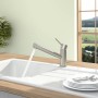 Villeroy & Boch Como Küchenarmatur aus Edelstahl mit Wasserstrahl in weißem Spülbecken.