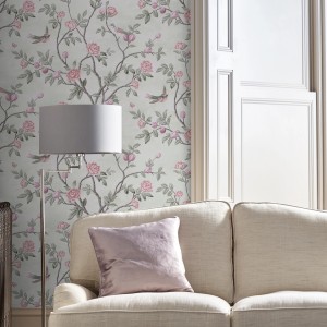 Laura Ashley Vliestapete Eglantine Eau de Nil mit Rosenmuster und Vogelmotiv.