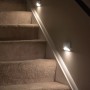 Mr.Beams Batterieleuchte MB710 als Nachtlicht an Treppe, batteriebetrieben.