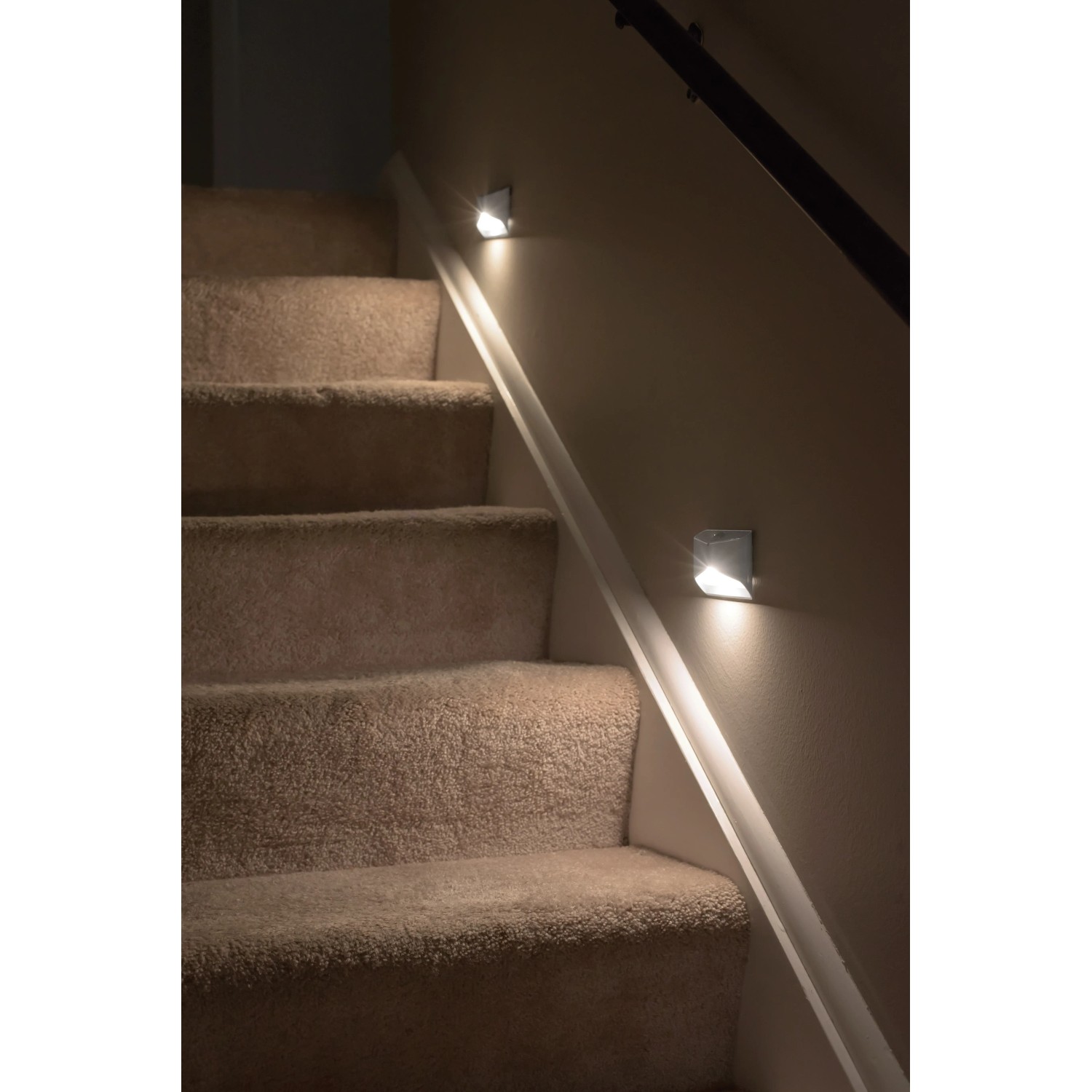 Mr.Beams Batterieleuchte MB710 als Nachtlicht an Treppe, batteriebetrieben.