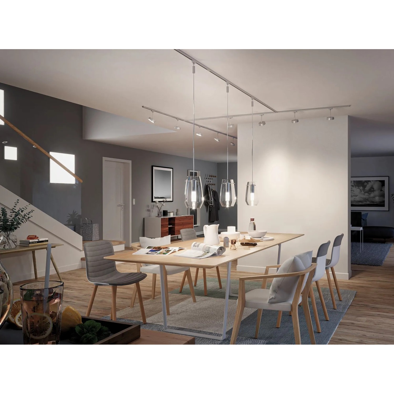Paulmann Urail Schiene 2m, Chrom matt, im Wohnraum mit Lampen und Esstisch.