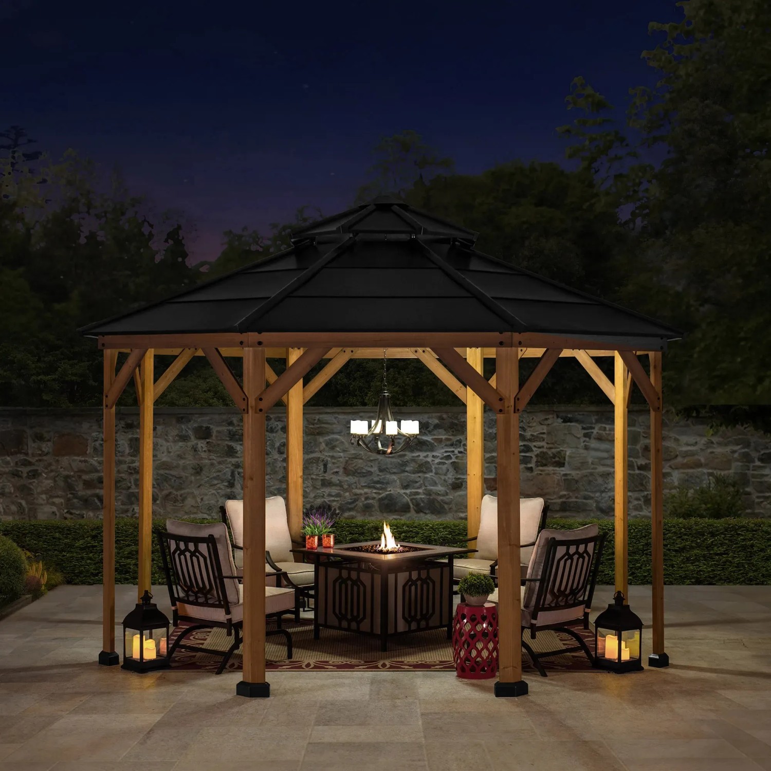 Sunjoy Gazebo Eggi Zedernholz, 395x395 cm, anthrazit, mit Möbeln und Beleuchtung.