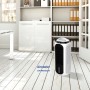 Weiß-schwarzer Clean Air Optima CA106 Smart 4in1 Luftkühler mit Display im modernen Büro. Ventilator, Luftreiniger, Befeuchter.