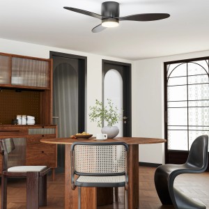 Schwarzer HOMCOM Deckenventilator mit Beleuchtung (Ø 115cm) über einem Esstisch.