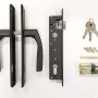 Schloss-Set für Altanka Gartenhaus: Schwarze Türgriffe, Schlosskasten, Zylinder und Schlüssel.