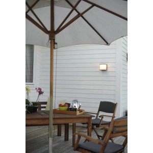 Anthrazitfarbene Lutec Box Cube Außenwandleuchte an weißer Hauswand über einer Terrasse.