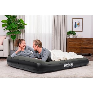 Doppelluftbett (191x137x30 cm) von Bestway mit Paar unter Decke im Wohnraum.