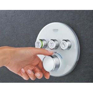 Grohe Grohtherm SmartControl Thermostat in Moonwhite mit Hand in Bedienung.