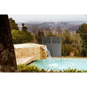 Eleo Sichtschutz Amato Metall in Anthrazit neben Pool und Wasserfall im Garten.