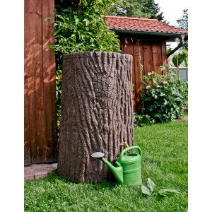 Dunkelbraune Arves Regentonne Evergreen 475 l in Baumstammoptik mit Gießkanne im Garten.