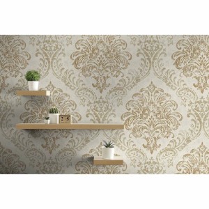 Tadessi Vliestapete mit goldenem Barock-Ornamentmuster auf weißem Grund, dekoriert mit Holzregalen und Pflanzen.