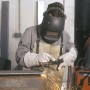 Schweißer mit LUX Arbeitshandschuhen Comfort Lang Gr. 10 beim Schweißen.